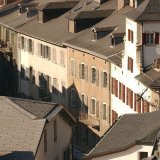 Sion lève l'interdiction de poser des panneaux solaires en vieille ville, mais les tuiles photovoltaïques devront être intégrées sur les toits selon des conditions très strictes (archives).